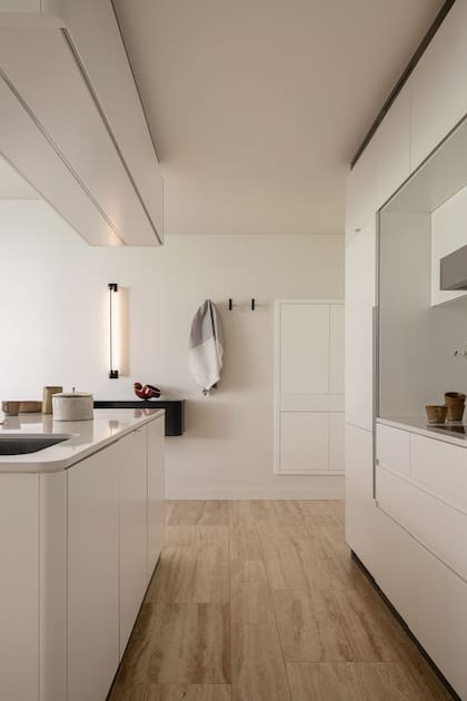 Mueble flotante (Siuk Studio) blanco para que fundiera con la pared pintada en tono 'Luna Moon' (Sinteplast).