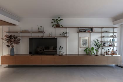 Mueble hecho a medida en petiribí reconstituido (Calyfornio) con espacio de guardado cerrado y biblioteca suspendida