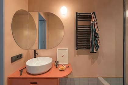 Mueble laqueado hecho a medida por el Estudio CaSA. Grifería, bacha y ducha, de Bruma.