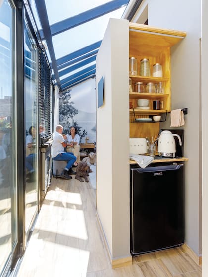 Mueble multilaminado con tostadora y pava (Smeg).