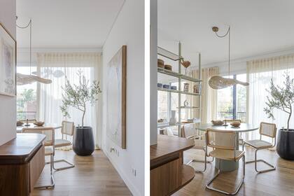 Mueble recibidor curvo ‘Marbella’ de petiribí ranurado con cajones que se abren mediante la buña. Mesa redonda (Apatheia) con sillas ‘Cesca’ (Michael Thonet).