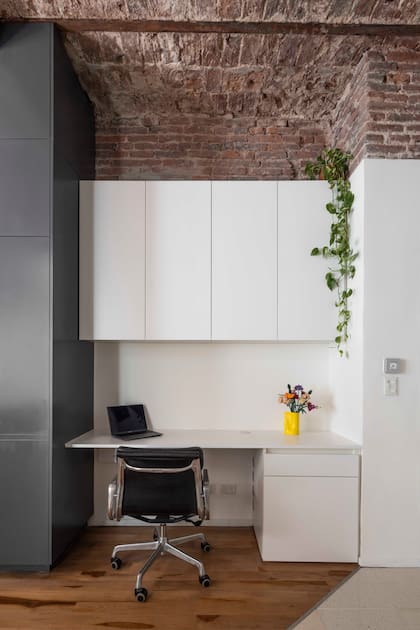 Muebles a medida diseñados por el Estudio, que siguen la identidad de la cocina que está a continuación. La silla, una Herman Miller vintage restaurada por Un Lugar Así.