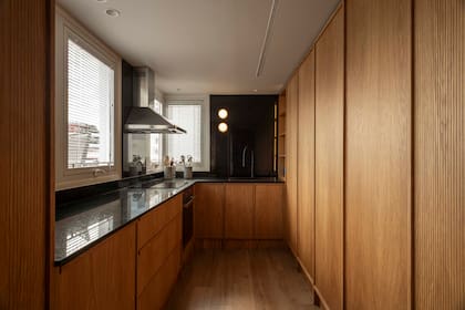 Muebles bajomesada y placard de roble americano, este último ranurado (todo diseñado a medida por Alejandra Nusenovich). "Incorporar una textura distinta dentro del mismo material es un detalle sutil y delicado"