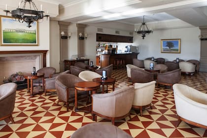 Muebles clásicos y espacios generosos definen los interiores.