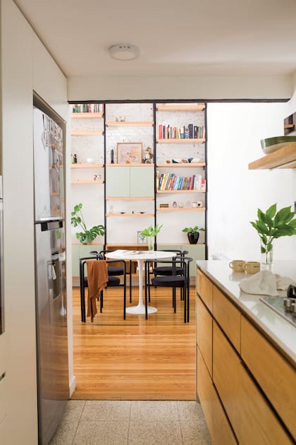 Muebles de cocina diseñados por Estudio Yama en MDF laqueado y MDF enchapado en lenga, ejecutados por Mamut Diseño.