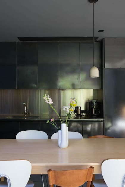 Muebles de cocina en chapa laminada en caliente (WoodHead Studio). Lámparas colgantes de hormigón (Estudio Chalé). Florero de tres bocas (Tupé Home)