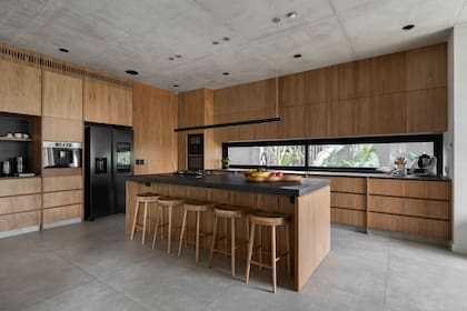 Muebles de cocina enchapados en petiribí (Slott Furniture). Mesadas en Dekton ‘Bromo’ (Marmoleria Forte Dei Marmi).