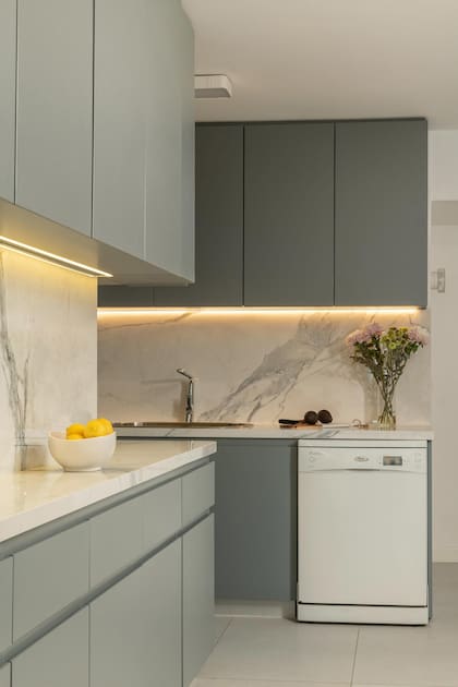 Muebles de cocina (Estudio Ese Ele) con mesada Purastone Prima (De Stefano).