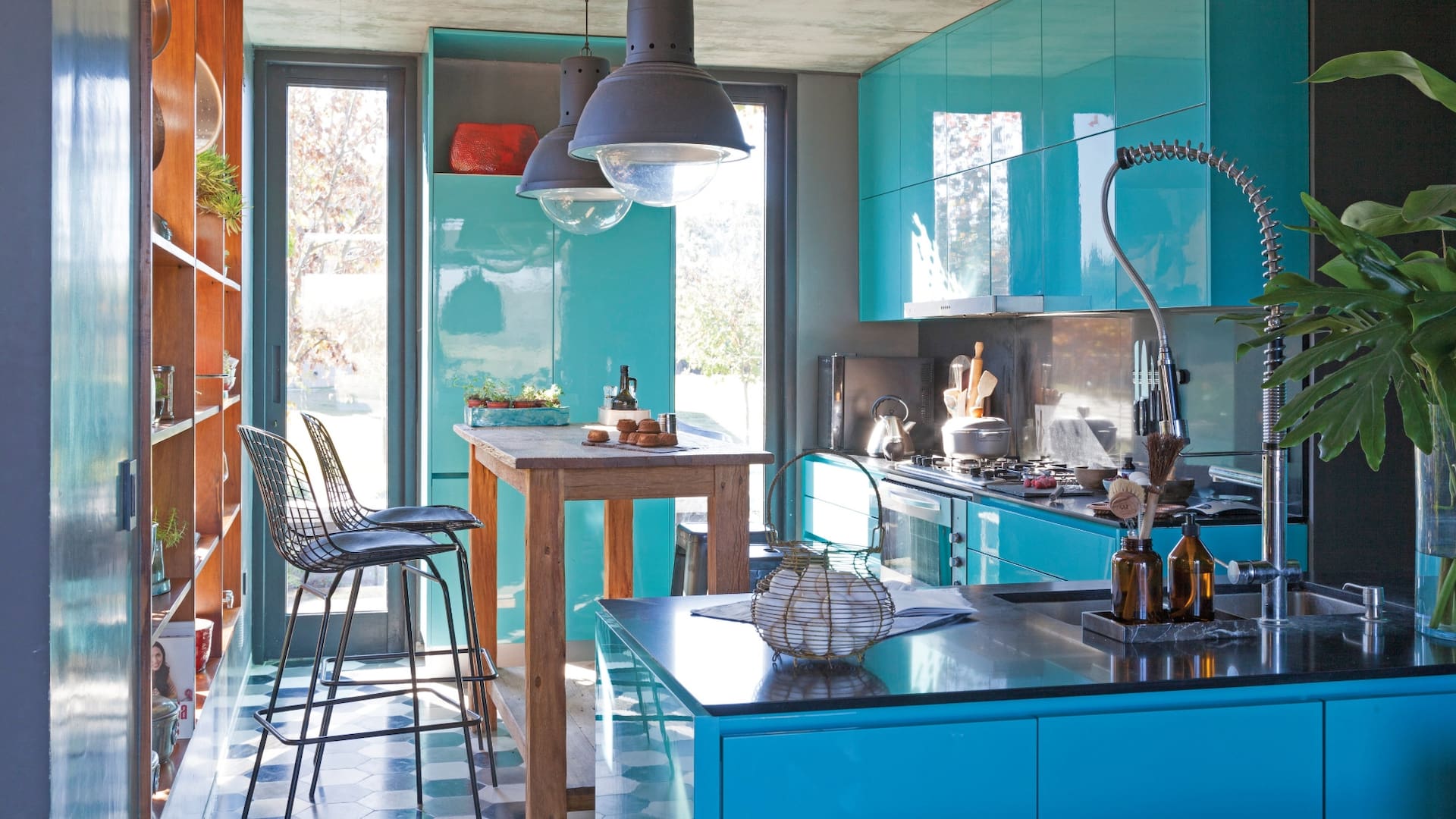 Muebles de cocina laqueados en color turquesa (De Otro Tiempo). Mesada y alzada de Silestone (Casa Bonacina). Bacha (Johnson Acero). Grifería (Franke). Piso de calcáreos (Moltrasio). Vajilla y macetas de cerámica hechas a mano (Ozono Cerámica).