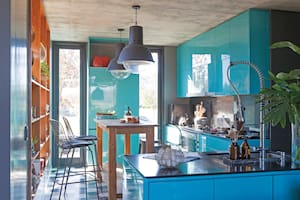 Muebles de cocina laqueados en color turquesa (De Otro Tiempo). Mesada y alzada de Silestone (Casa Bonacina). Bacha (Johnson Acero). Grifería (Franke). Piso de calcáreos (Moltrasio). Vajilla y macetas de cerámica hechas a mano (Ozono Cerámica).