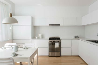 Muebles de cocina (Mazzinghi-Sánchez Arquitectos) de melamina blanca con mesada de Purastone.