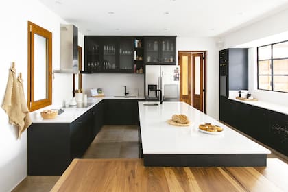 Muebles de cocina restaurados y laqueados en color ‘Jagger’ satinado (Upstairs).