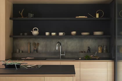 Muebles de cocina, un diseño de GO’C realizado por Sparrow Woodworks, al igual que la alzada en acero inoxidable oscurecido.
