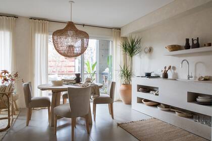 Muebles de comedor y lámpara colgante ‘Selva’ de 80cm de diámetro (Casa María Paula).