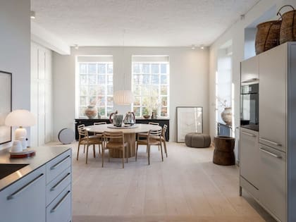 Muebles de diseño, colores claros y luz cálida