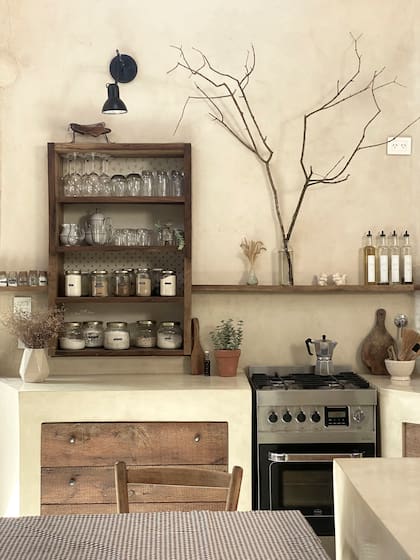 Muebles de obra, maderas rústicas y paredes encaladas para la cocina estilo campo de Virginia Escribano: “Predomina una idea de austeridad, pero austeridad bien entendida: lo justo y necesario, liviano a la vista y fácil de ordenar”, nos dijo.