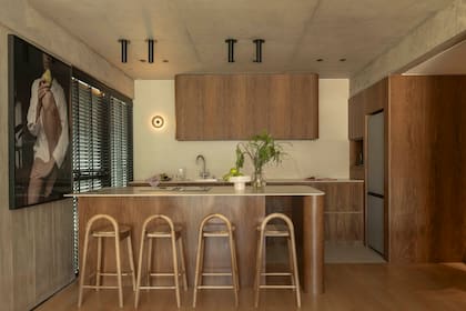 Muebles e isla en MDF enchapado en petiribí, diseño de Vara Estudio realizado por Rach Mobiliario. Banquetas ‘Halo’ (Taller Ferro). Foto (Diderot Art).