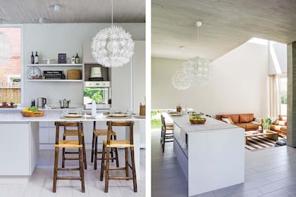 Muebles en melamina (Mi Cocina) con mesadas de cuarzo ‘Blanco Norte’ (Casa Bonacina). Banquetas (Eugenio Aguirre). Lámparas colgantes (Ikea).
