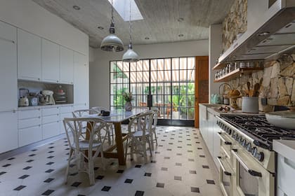 Muebles (Johnson Acero). Pisos de granítico (Cía. Argentina de Pisos). Cocina ‘Mixta’ color crema y electrodomésticos (Smeg). Lámparas colgantes (Landmark).