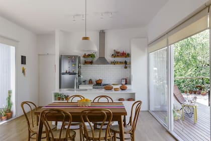 Muebles (Vimar Construcciones). Piezas artesanales de barro traídas de Jujuy. Aberturas de aluminio con DVH.