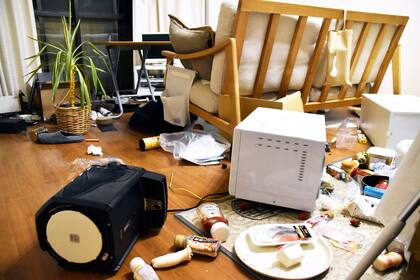 Muebles y electrodomésticos, caídos en un departamento en Fukushima, en el norte de Japón, el 16 de marzo de 2022, tras un sismo. (Kyodo News vía AP)