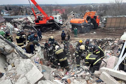 Muere un niño y 30 personas resultan heridas por ataques rusos contra Kiev y Jersón