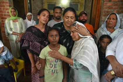 Mueren 14 personas en India tras beber licor tóxico