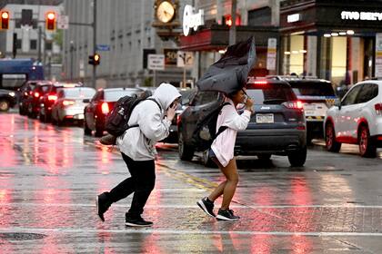 Mueren 2 personas mientras tormentas causan inundaciones en carreteras de Oklahoma y Texas