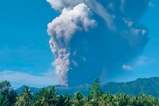 Mueren al menos tres excursionistas por erupción volcánica en isla de Indonesia