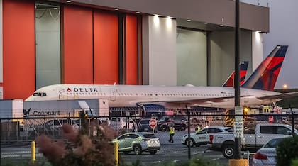 Mueren dos trabajadores y otro resulta herido por explosión en instalación de Delta en Atlanta