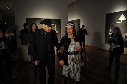 Julio Le Parc recorrió la muestra junto a los periodistas y su joven pareja