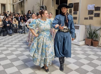 Muestra de los alumnos de folklore en un patio de la escuela.