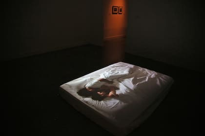 Durmientes (2001), videoinstalación de Abbas Kiarostami, el célebre director de cine iraní que contó con el apoyo clave de Karmitz para producir y distribuir sus películas
