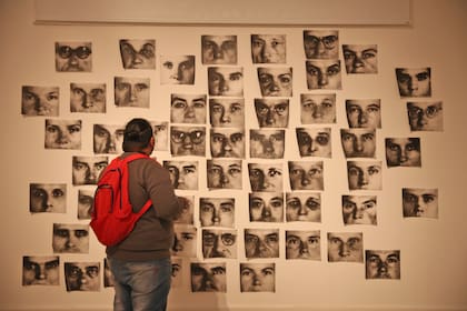 La colección de Marin Karmitz incluye Resistors (1994), una obra de Christian Boltanski compuesta por retratos de alemanes que lucharon contra el régimen nazi y fueron fotografiados antes de ser asesinados