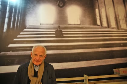 El productor de cine y coleccionista Marin Karmitz en el Hotel de Inmigrantes, delante de una fotografía que recupera la historia de la institución