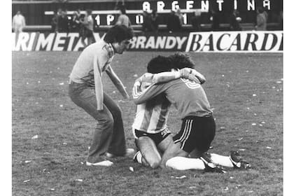 El emblemático "Abrazo del alma" de Ricardo Alfieri en el Mundial 78 integra la muestra de Fola