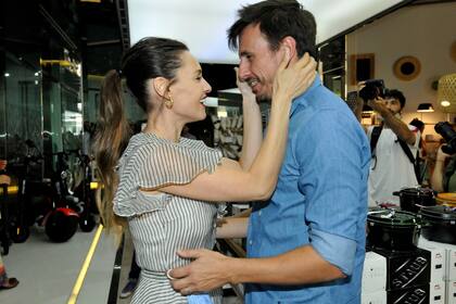 Muestras de afecto entre Pampita y Roberto, en plena inauguración