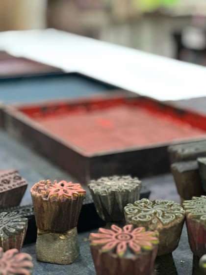 Muestras de las coloridas piezas de Be Pineapple, que reflejan el trabajo de artesanas comprometidas