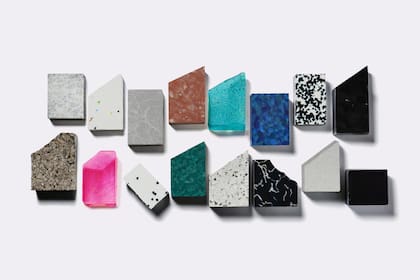 Muestras de Polygood®, placas para superficies o revestimiento fabricadas 100% con plástico reciclado.