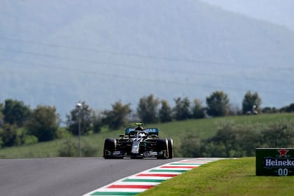 Valtteri Bottas acaba de pasar la subida ciega posterior a la curva 10, la segunda de las Arrabiata; el piloto de Mercedes fue el único piloto que en los entrenamientos del viernes dio una vuelta de menos de 1m17s, a más de 140 kilómetros por hora de promedio.