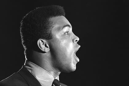 Muhammad Alí, durante un discurso anti-guerra de Vietnam, en la Universidad de Chicago el 11 de mayo de 1967