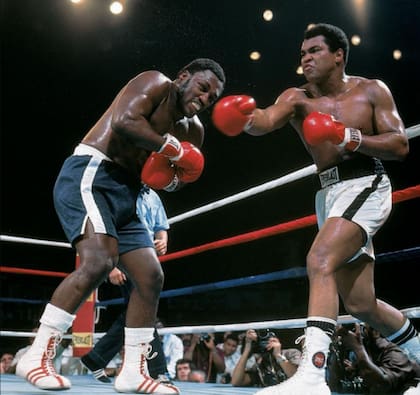 Muhammad Ali y Joe Frazier se enfrentan en el Coliseo Araneta, en Filipinas, el 1.º de octubre de 1975. Fue su tercera y última pelea. Después de catorce rounds, el entrenador de Frazier decidió que no saliera a combatir el último asalto y Ali se quedó con la victoria