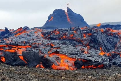 Muhammed Emin Kizilkaya se subió al volcán Fagradalsfjall para capturar de cerca estas impresionantes imágenes de su erupción