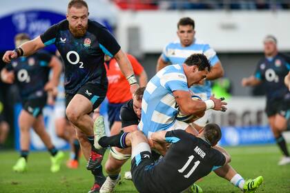 Muir busca la pelota durante el partido entre los Pumas e Inglaterra, en La Plata