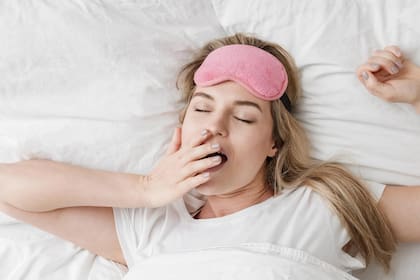 Mujer acostada bostezando