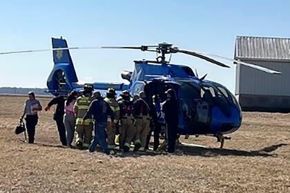 Mujer atrapada en auto accidentado sobrevive seis días con agua de arroyo hasta ser rescatada