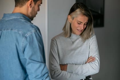 Mujer avergonzada conversa con su pareja
