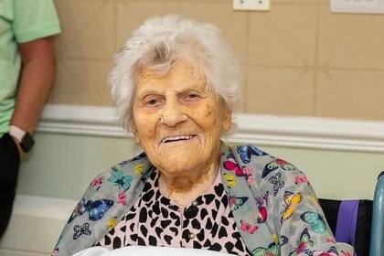 Mujer británica de 115 años, ahora la más longeva del mundo, comparte su receta para una vida larga