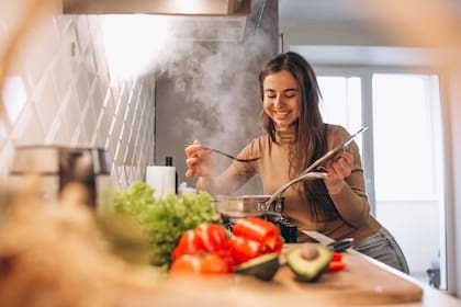 Mujer cocina con verduras