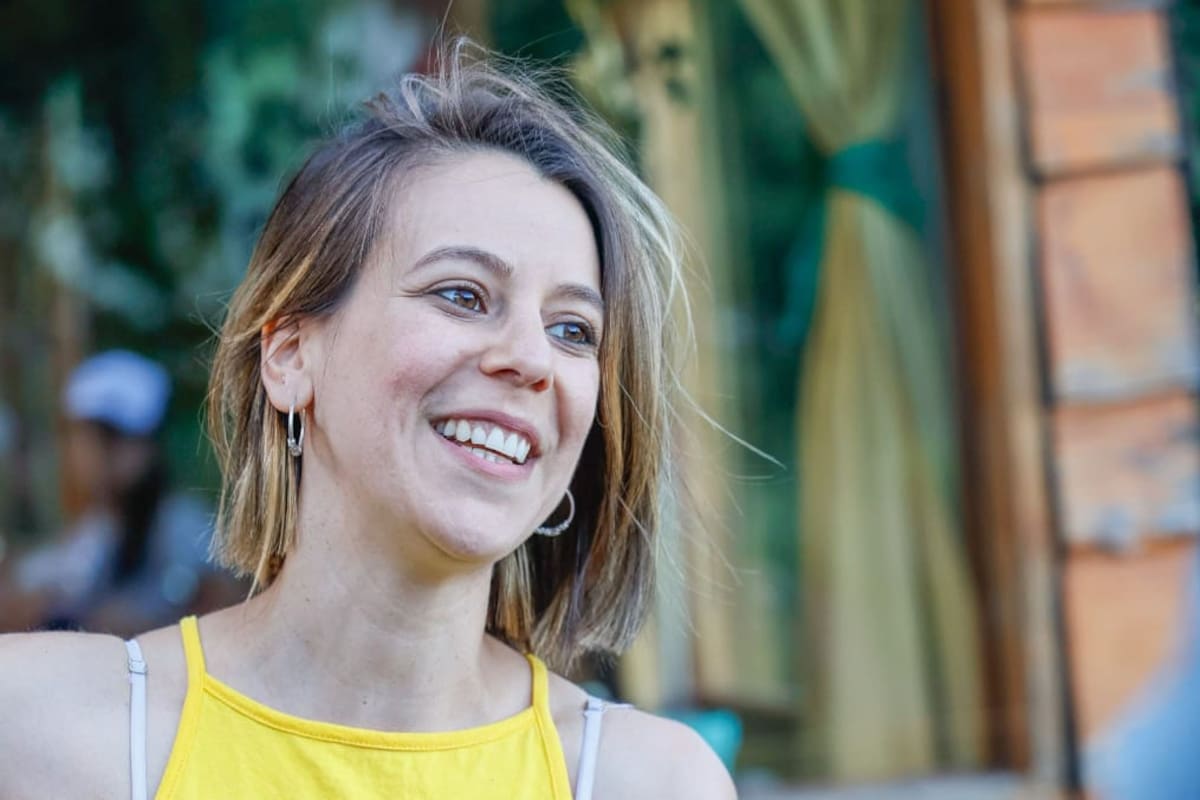 Mujer con caja de alfajores